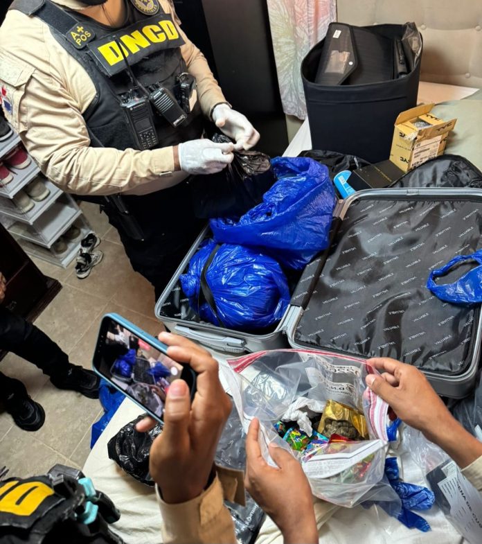 DNCD ATRAPA UNO DE LOS MÁS BUSCADOS EN MOCA; LE OCUPAN DROGAS Y UNA PISTOLA