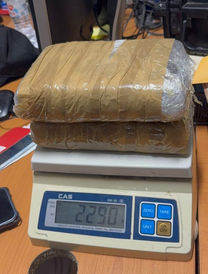 DNCD apresa a una mujer con COCAÍNA en el AILA