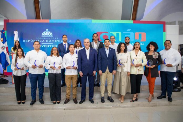 Presidente Abinader llama a los jóvenes a ser guardianes de la ética y se autodenomina presidente del Sistema Nacional de Ética Juvenil Presidente Abinader llama a los jóvenes a ser guardianes de la ética y se autodenomina presidente del Sistema Nacional de Ética Juvenil